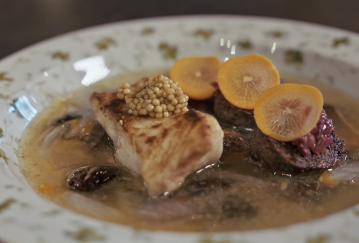 Bord met bouillon en vlees