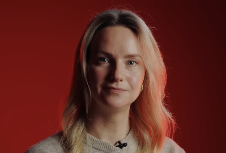 Blonde vrouw met rode achtergrond