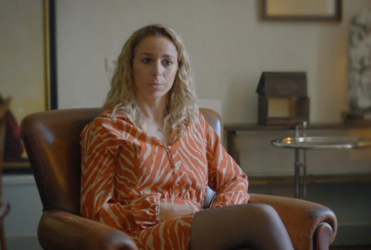 Vrouw in oranje kleding