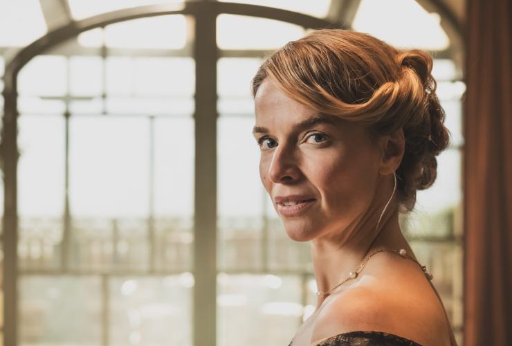 Thekla Reuten in een kostuum voor dramaserie Grand hotel aan zee