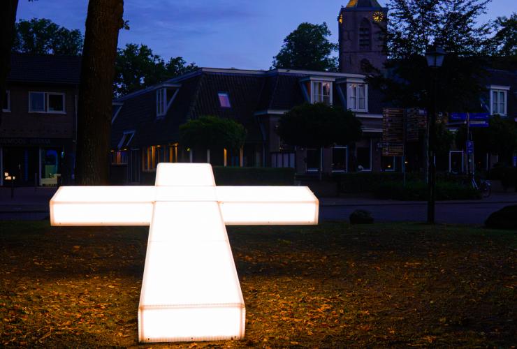 Wit lichtgevend kruis