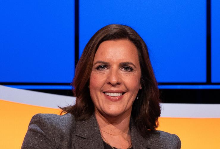 Lachende vrouw met bruin haar in de studio