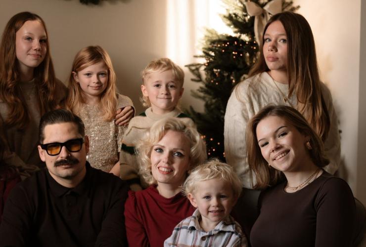 Familieportret bij de kerstboom