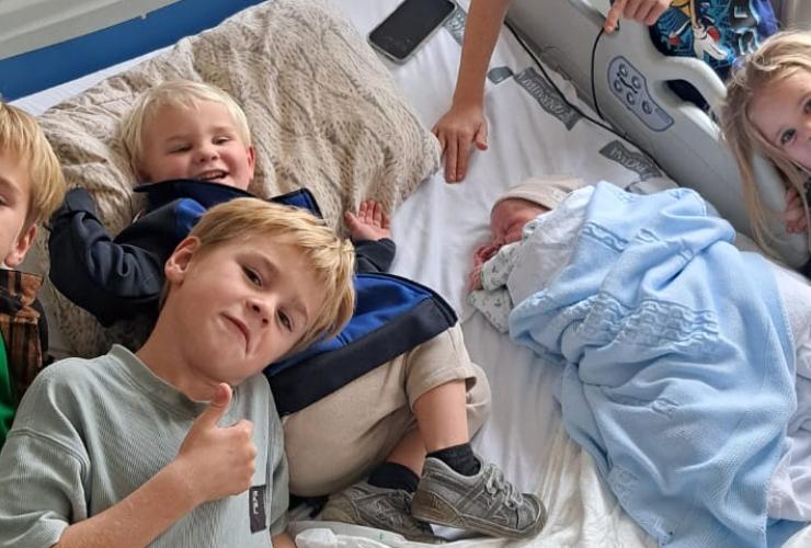 Kinderen met pasgeboren broertje