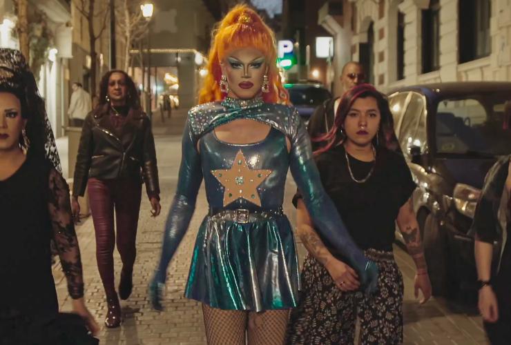 Mensen lopen door een straat