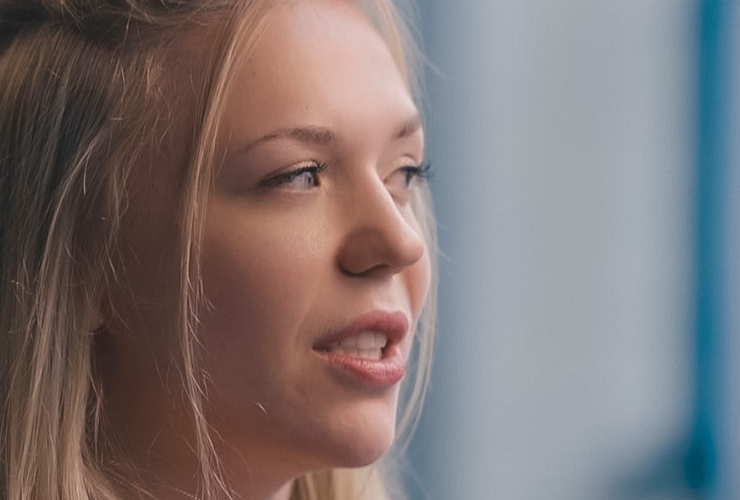 een vrouw kijkt opzij