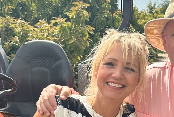 twee mensen voor een trekker