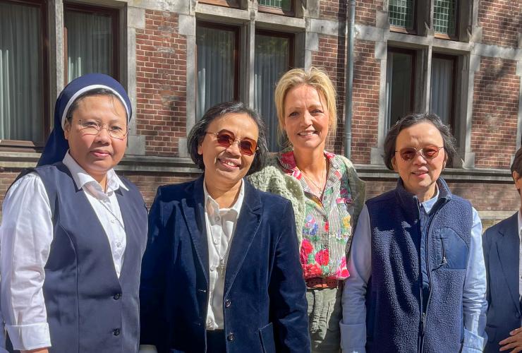 Yvon Jaspers en zusters bij het klooster in Maastricht