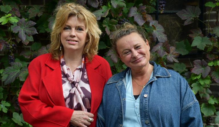 KRO-NCRV's De verwondering met Annemiek Schrijver en Mirjam van Biemen