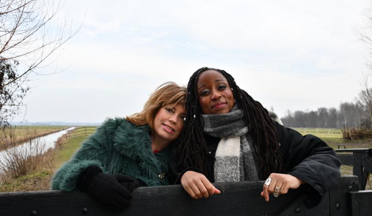 KRO-NCRV's De verwondering met Annemiek Schrijver en Clarice Gargard 