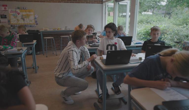 Jesaja krijgt extra uitleg bij rekenen in de klas