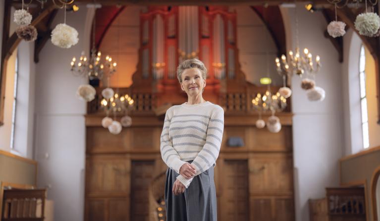 KRO-NCRV's Voor wie steek jij een kaarsje op? met Anita Witzier - 2025