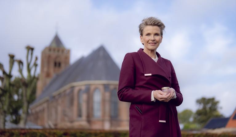 KRO-NCRV's Voor wie steek jij een kaarsje op? met Anita Witzier - 2025