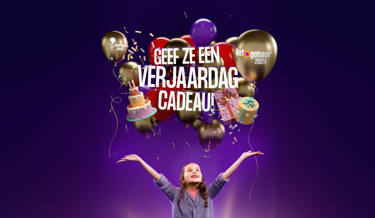 meisje tegen paarse achtergrond met armen in de lucht. Boven haar zijn ballonen met de tekst Geef ze een verjaardag cadeau