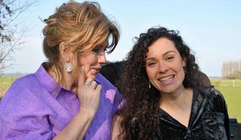 KRO-NCRV's De verwondering met Annemiek Schrijver en Nora Fischer