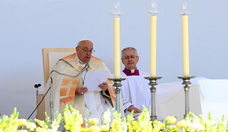 Pope Francis (L) celebrates a holy mass at Kossuth Lajos' Square during his visit in Budapest on April 30, 2023, the last day of his tree-day trip to Hungary. Vincenzo PINTO / AFP