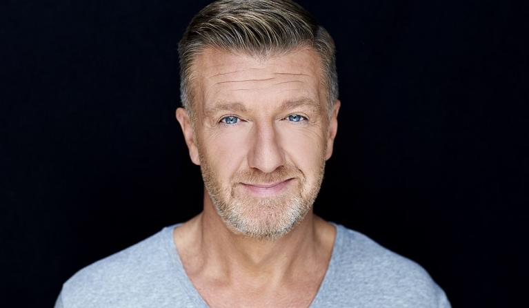 Michael pilarczyk voor een zwarte achtergrond