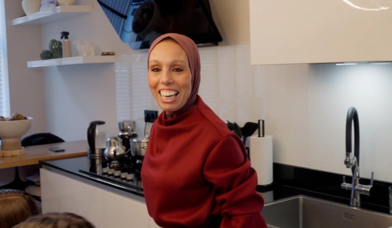 Lachende vrouw in keuken