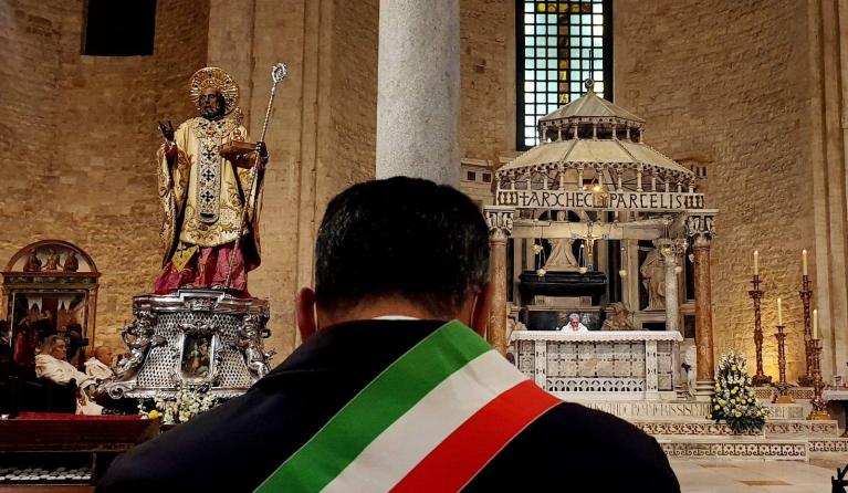 Burgemeester Decaro van Bari in de Sint-Nicolaasbasiliek op 6 december 2020