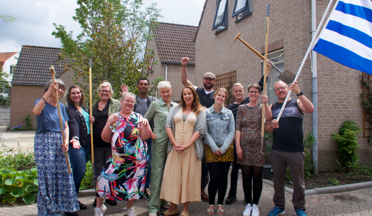 Een groep mensen poseert in een straat