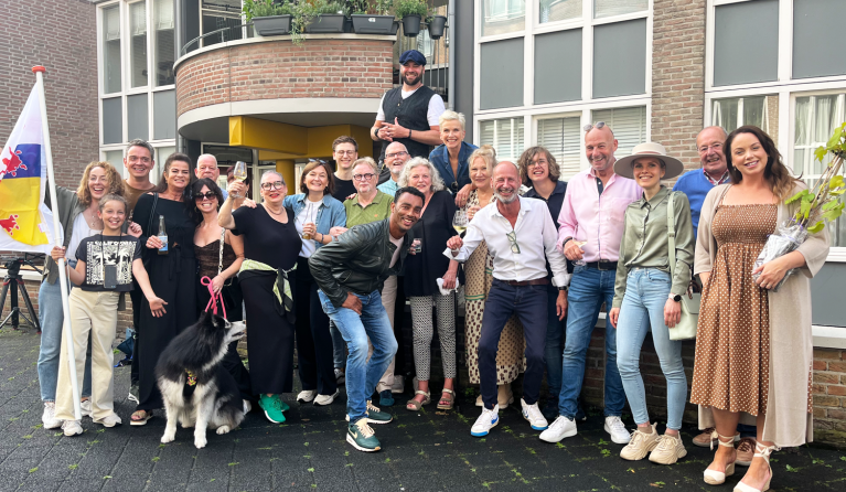 Groep mensen poseert in een straat