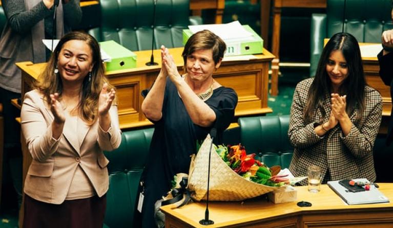 Jan Logie - in het midden - klapt als bekend wordt dat 'haar' wet het heeft gehaald