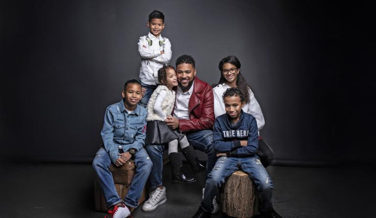 Familie in een donkere studio