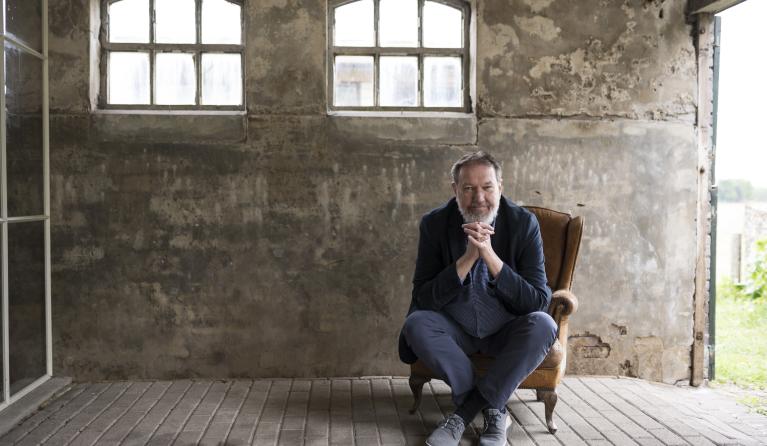 Hijlco Span portret in een loods