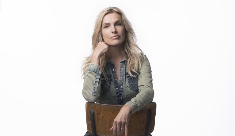 Lucille Werner zittend op een stoel