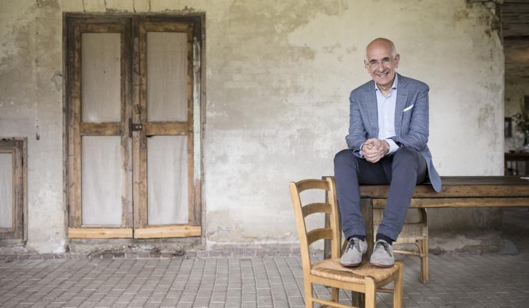 Frits Spits op een stoel