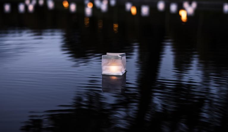 Kaarsje op het water