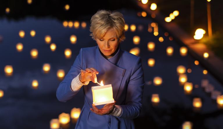 Anita steekt kaarsje aan 