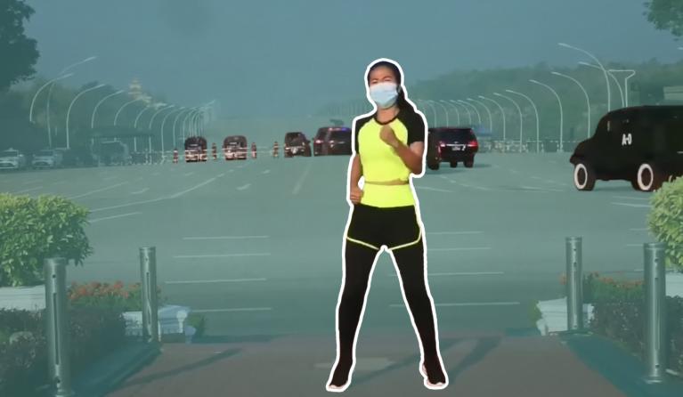 Bizar beeld: sportles op de voorgrond, staatsgreep op de achtergrond