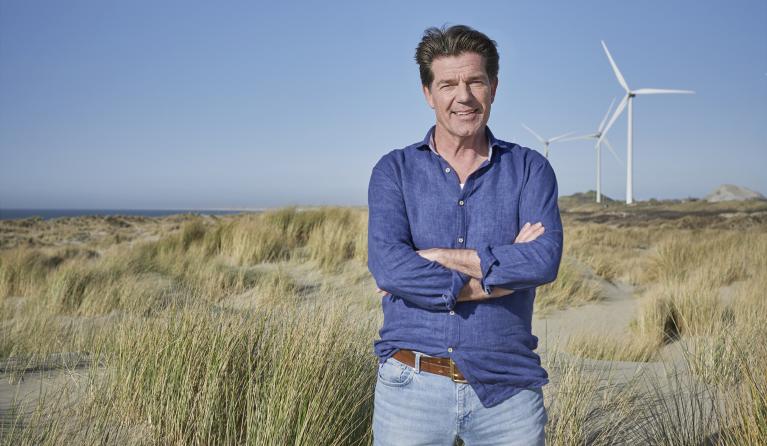 Twan Huys poserend in de duinen