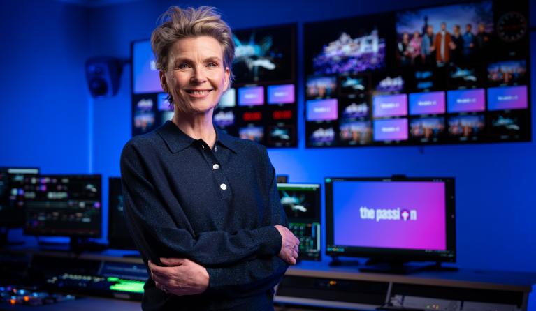 Blonde mevrouw in regiekamer