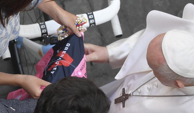 Colombia's cyclist Egan Bernal (Bottom C) and his girlfriend Maria Fernanda Gutierrez (L) present Pope Francis with an Ineos Grenadier team jersey and a bicycle, during the Pope's weekly general audience at San Damaso courtyard on June 16, 2021 in the Vatican. 