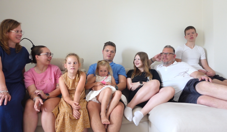 Familie met veel kinderen op bank