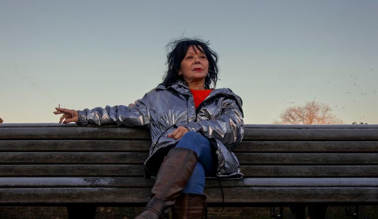 2doc Corrie Ashley op een bankje