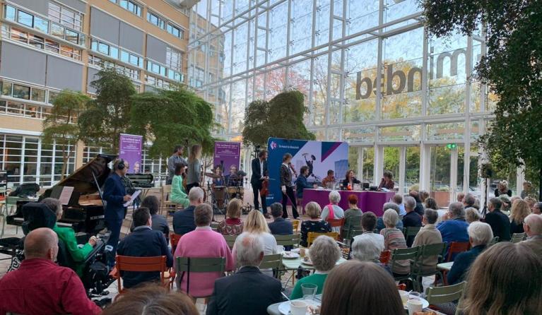 De ochtend van 4 viert 4000e uitzending met publiek