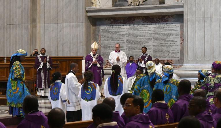 Paus Franciscus celebreert volgens Congolese ritus (AFP)