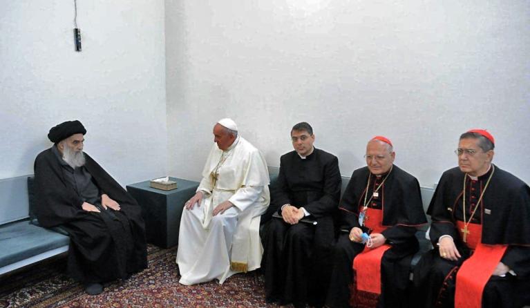 This handout picture released by Ayatollah Sistani's media office shows Iraq's most revered Shiite cleric, Grand Ayatollah Ali al-Sistani (L) meeting with Pope Francis and his delegation, at his home in the holy city of Najaf, on March 6, 2021, while accompanied by Cardinal Louis Raphael I Sako (2nd-R), Patriarch of Babylon of the Chaldeans and head of the Chaldean Catholic Church.  Ayatollah Sistani's Media Office /