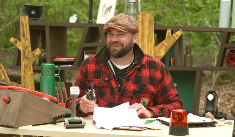 Boswachter Tim aan tafel buiten