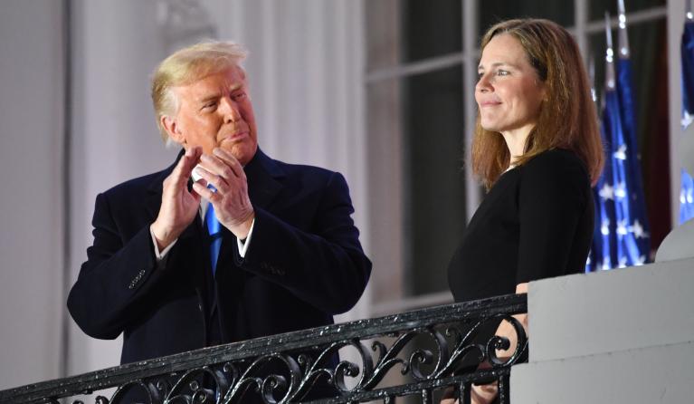 President Trump klapt voor Coney Barrett na inzwering op 26 oktober 2020