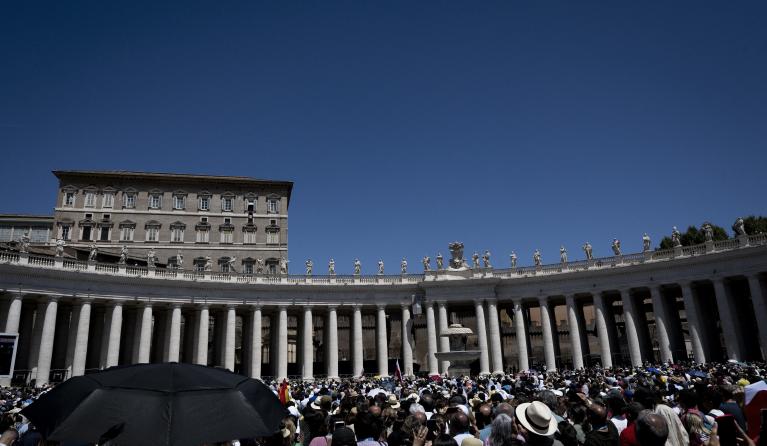 Pope Francis addresses the crowd from the window of the apostolic palace overlooking St Peter's square during his Sunday Angelus prayer on July 10, 2022 at the Vatican.  Tiziana FABI / AFP