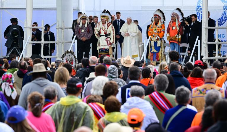 Pope Francis (C) meets with members of the indigenous community at Muskwa Park in Maskwacis, south of Edmonton, western Canada, on July 25, 2022. Pope Francis visits Canada for a chance to personally apologize to Indigenous survivors of abuse committed over a span of decades at residential schools run by the Catholic Church. Vincenzo PINTO / AFP