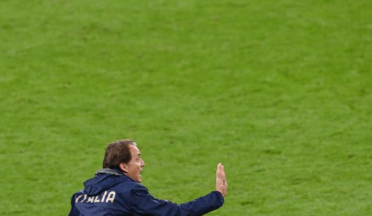 Italy's coach Roberto Mancini speaks to his players during the UEFA EURO 2020 final football match between Italy and England at the Wembley Stadium in London on July 11, 2021. 