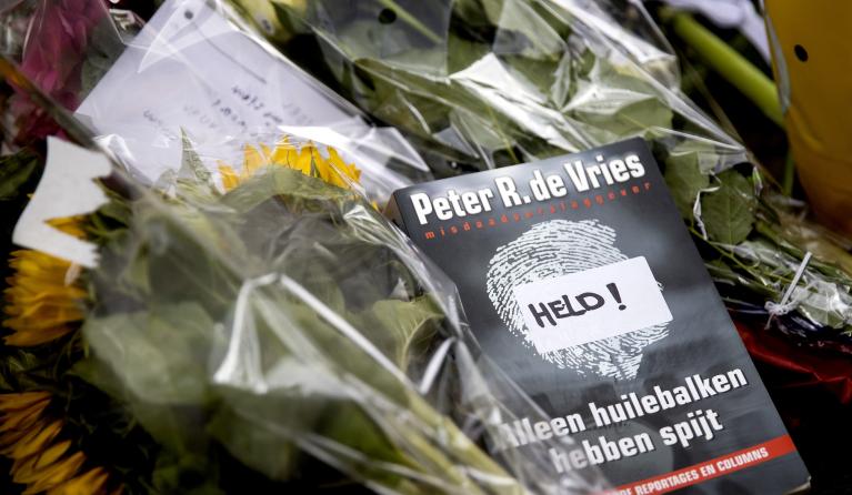 Bloemen, kaarsjes en steunbetuigingen aan Peter R. de Vries in de Lange Leidsedwarsstraat in het centrum van Amsterdam. De misdaadverslaggever ligt zwaargewond in het ziekenhuis, na een aanslag op zijn leven.
