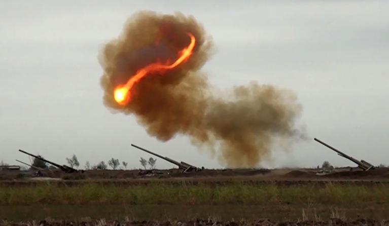 An image grab taken from a video made available on the official web site of the Azerbaijani Defence Ministry on September 28, 2020, allegedly shows Azeri artillery strike towards the positions of Armenian separatists in the breakaway region of Nagorno-Karabakh.  Handout / Azerbaijani Defence Ministry / AFP