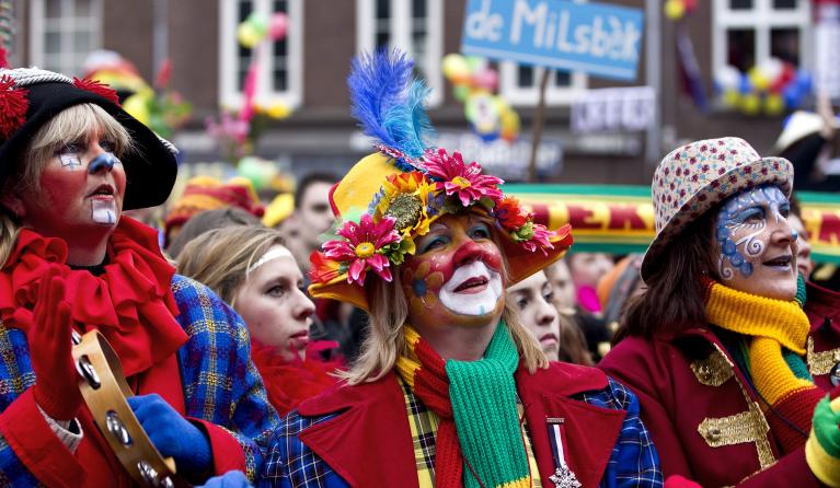 Carnavallende vrouwen