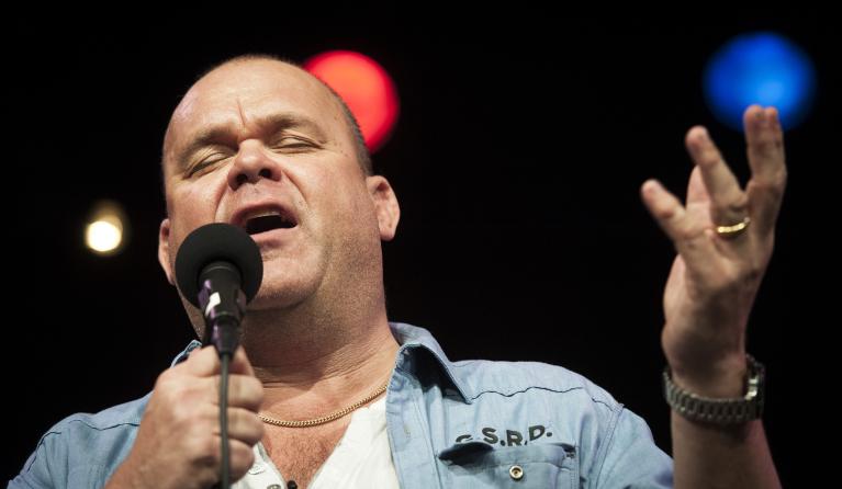 Paul de Leeuw zingend op de buhne